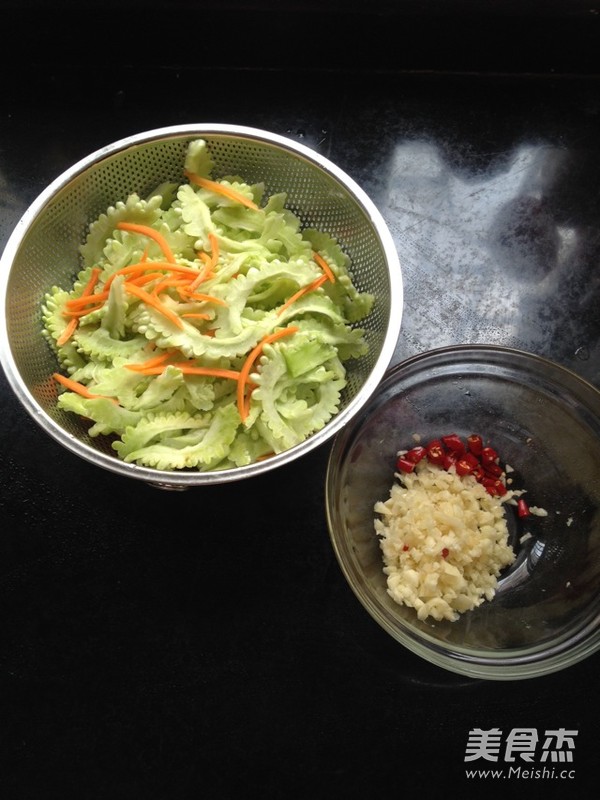 蒜蓉<a href=/shicai/shucai/KuGua/index.html target=_blank><u>苦瓜</u></a>的做法