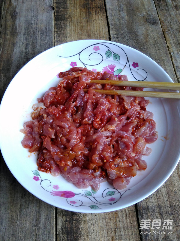 双椒<a href=/shicai/shucai/XiQin/index.html target=_blank><u>西芹</u></a>肉丝的做法