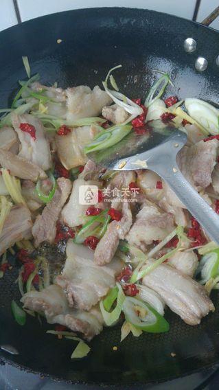 <a href=/shicai/rouqin/WuHuaRou/index.html target=_blank><u>五花肉</u></a>酸菜<a href=/shicai/rouqin/Xue/index.html target=_blank><u>血</u></a>肠