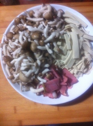 腊味<a href=/shicai/shucai/XieWeiGu/index.html target=_blank><u>蟹味菇</u></a>烩炸<a href=/shicai/mimian/DouPi/index.html target=_blank><u>豆皮</u></a>