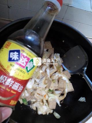 <a href=/shicai/shucai/BaiCai/index.html target=_blank><u>白菜</u></a>海蛎子炖冻<a href=/shicai/mimian/DouFu/index.html target=_blank><u>豆腐</u></a>