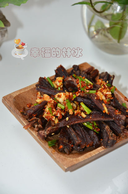 香辣牦<a href=/shicai/rouqin/NiuRou/index.html target=_blank><u>牛肉</u></a>干的做法