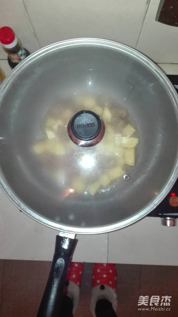 <a href=/shicai/shucai/TuDou/index.html target=_blank><u>土豆</u></a>焖<a href=/shicai/rouqin/PaiGu/index.html target=_blank><u>排骨</u></a>的做法