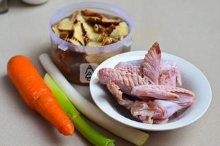 <a href=/shicai/shucai/XiangGu/index.html target=_blank><u>香菇</u></a>烧<a href=/shicai/rouqin/JiChi/index.html target=_blank><u>鸡翅</u></a>