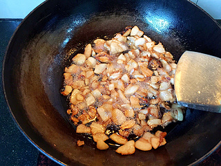 <a href=/shicai/shucai/QingJiao/index.html target=_blank><u>青椒</u></a><a href=/shicai/shucai/SuanMiao/index.html target=_blank><u>蒜苗</u></a>炒油渣