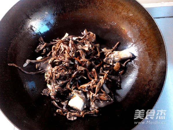 <a href=/shicai/shucai/ZhenMo/index.html target=_blank><u>榛蘑</u></a>炖<a href=/shicai/rouqin/JiBo/index.html target=_blank><u>鸡脖</u></a>的做法