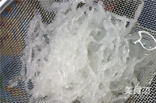 <a href=/shicai/mimian/NiuNai/index.html target=_blank><u>牛奶</u></a>冰糖炖<a href=/shicai/yaoshi/YaWo/index.html target=_blank><u>燕窝</u></a>的做法