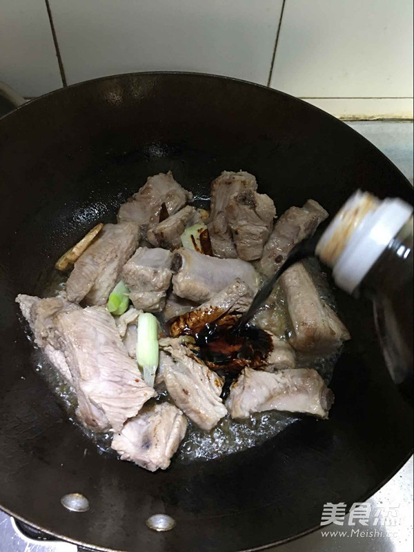 炖<a href=/shicai/rouqin/PaiGu/index.html target=_blank><u>排骨</u></a>的做法