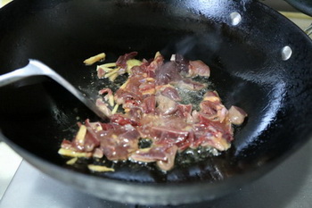 酸<a href=/shicai/shucai/DouJiao/index.html target=_blank><u>豆角</u></a>炒<a href=/shicai/rouqin/JiZa/index.html target=_blank><u>鸡杂</u></a>步骤2