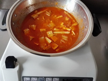 <a href=/shicai/mimian/NianGao/index.html target=_blank><u>年糕</u></a><a href=/shicai/mimian/DouFu/index.html target=_blank><u>豆腐</u></a>泡菜锅步骤6