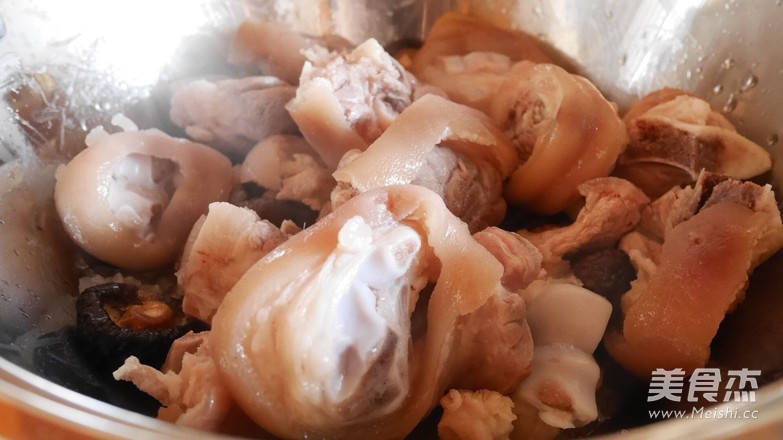 冰糖<a href=/shicai/shucai/XiangGu/index.html target=_blank><u>香菇</u></a><a href=/shicai/rouqin/ZhuTi/index.html target=_blank><u>猪蹄</u></a>的做法