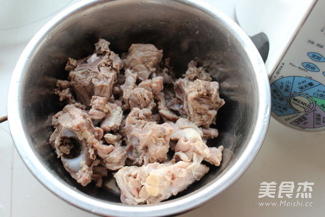 <a href=/shicai/shucai/HuLuoBo/index.html target=_blank><u>胡<a href=/shicai/shucai/LuoBo/index.html target=_blank><u>萝卜</u></a></u></a>炖<a href=/shicai/rouqin/YangRou/index.html target=_blank><u>羊肉</u></a>的做法