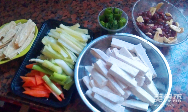 <a href=/shicai/shucai/XiangYu/index.html target=_blank><u>香芋</u></a>烧<a href=/shicai/rouqin/NiuRou/index.html target=_blank><u>牛肉</u></a>的做法