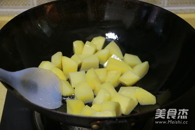 <a href=/shicai/shucai/TuDou/index.html target=_blank><u>土豆</u></a>焖<a href=/shicai/rouqin/PaiGu/index.html target=_blank><u>排骨</u></a>的做法