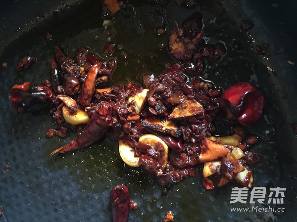 水煮<a href=/shicai/rouqin/NiuRou/index.html target=_blank><u>牛肉</u></a>的做法