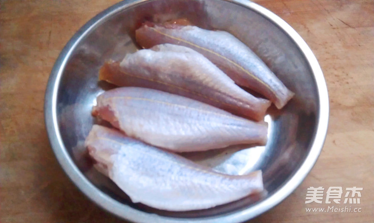 <a href=/shicai/diaoweipin/DouChi/index.html target=_blank><u>豆豉</u></a>烧红衫鱼的做法