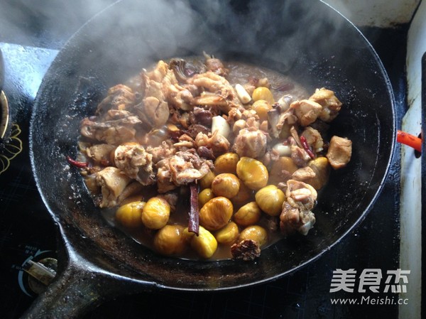 <a href=/shicai/shucai/BanLi/index.html target=_blank><u>板栗</u></a>烧鸡的做法