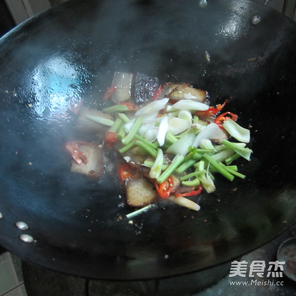 大蒜<a href=/shicai/rouqin/LaRou/index.html target=_blank><u>腊肉</u></a>的做法