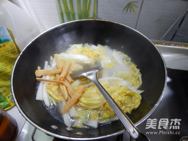 <a href=/shicai/shucai/BaiCai/index.html target=_blank><u>白菜</u></a><a href=/shicai/mimian/FuZhu/index.html target=_blank><u>腐竹</u></a><a href=/shicai/mimian/NianGao/index.html target=_blank><u>年糕</u></a>的做法