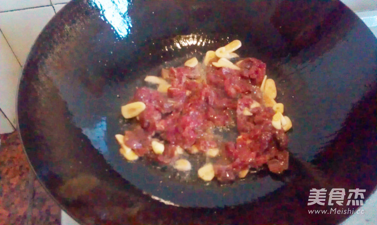 <a href=/shicai/shucai/XiangYu/index.html target=_blank><u>香芋</u></a>烧<a href=/shicai/rouqin/NiuRou/index.html target=_blank><u>牛肉</u></a>的做法