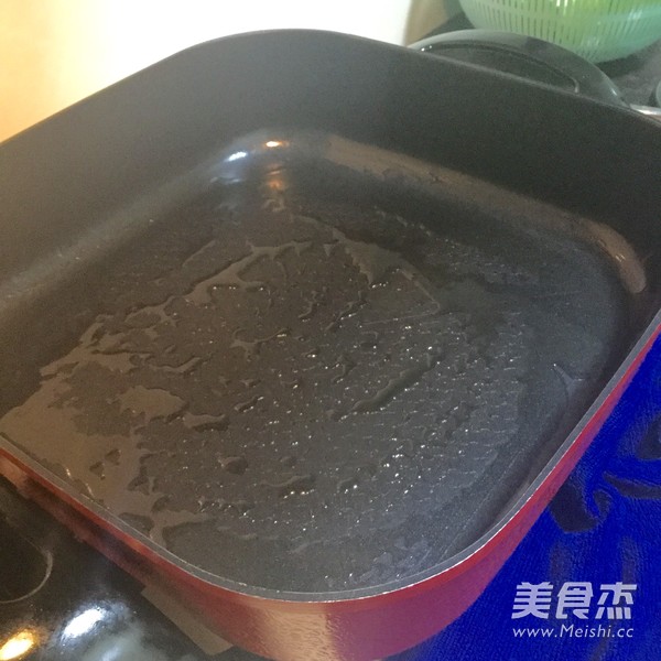 <a href=/shicai/shucai/XiangCai/index.html target=_blank><u>香菜</u></a>焖鸡的做法