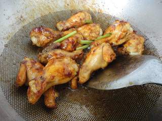 家常炖<a href=/shicai/rouqin/JiChi/index.html target=_blank><u>鸡翅</u></a>根