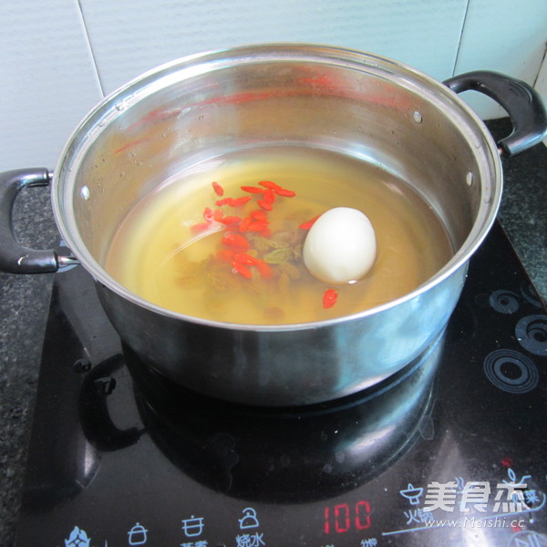 <a href=/shicai/guopin/PuTaoGan/index.html target=_blank><u><a href=/shicai/guopin/PuTao/index.html target=_blank><u>葡萄</u></a>干</u></a><a href=/shicai/guopin/GouQi/index.html target=_blank><u>枸杞</u></a>煮蛋的做法