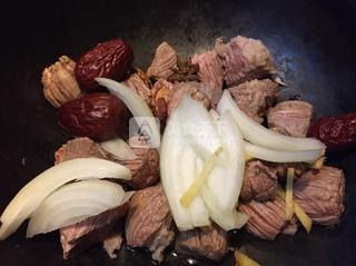 <a href=/shicai/rouqin/NiuRou/index.html target=_blank><u>牛肉</u></a>炖<a href=/shicai/shucai/TuDou/index.html target=_blank><u>土豆</u></a>