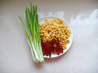 干煸<a href=/shicai/mimian/HuangDou/index.html target=_blank><u>黄豆</u></a>芽