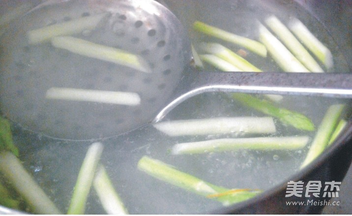 鸡汁<a href=/shicai/mimian/DouFu/index.html target=_blank><u>豆腐</u></a>丝的做法