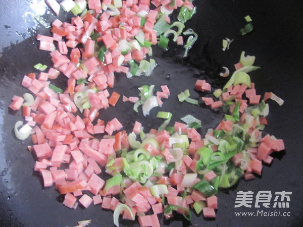 <a href=/shicai/rouqin/HuoTui/index.html target=_blank><u>火腿</u></a>炒<a href=/shicai/mimian/MiFan/index.html target=_blank><u>米饭</u></a>的做法