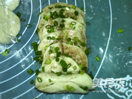 椒盐葱香<a href=/shicai/shucai/MeiGuiHua/index.html target=_blank><u>玫瑰花</u></a>卷的做法
