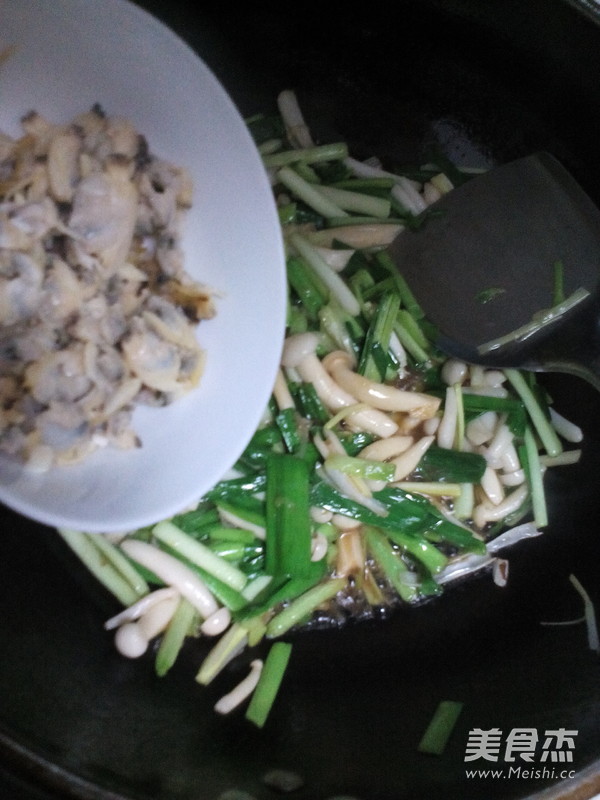 <a href=/shicai/shucai/SuanMiao/index.html target=_blank><u>蒜苗</u></a><a href=/shicai/shucai/BaiYuGu/index.html target=_blank><u>白玉菇</u></a>的做法