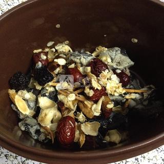 西洋参<a href=/shicai/rouqin/WuJi/index.html target=_blank><u>乌鸡</u></a>滋补炖汤