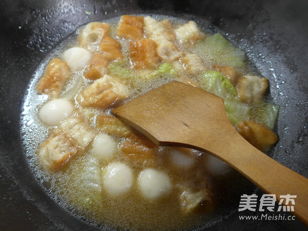 <a href=/shicai/shucai/BaiCai/index.html target=_blank><u>白菜</u></a><a href=/shicai/mimian/YouTiao/index.html target=_blank><u>油条</u></a>煮<a href=/shicai/mimian/NianGao/index.html target=_blank><u>年糕</u></a>的做法