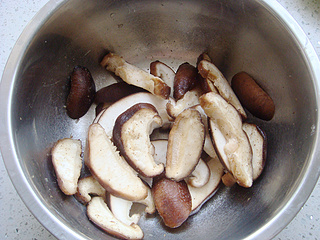 烤<a href=/shicai/shucai/XiangGu/index.html target=_blank><u>香菇</u></a>