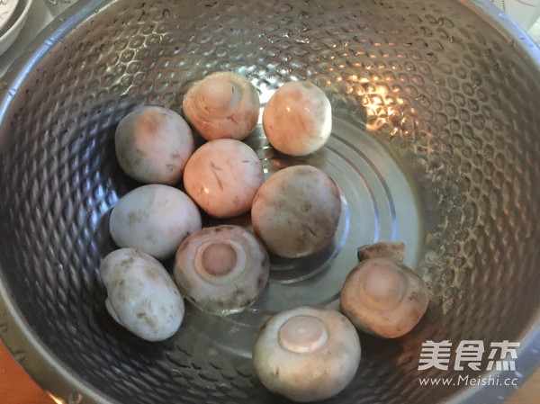 <a href=/shicai/shucai/JiCai/index.html target=_blank><u>荠菜</u></a><a href=/shicai/shucai/MoGu/index.html target=_blank><u>蘑菇</u></a>的做法