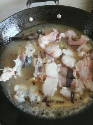 汤鲜味美的丑鱼炖<a href=/shicai/mimian/DouFu/index.html target=_blank><u>豆腐</u></a>