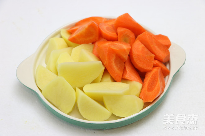 <a href=/shicai/shucai/HuLuoBo/index.html target=_blank><u>胡<a href=/shicai/shucai/LuoBo/index.html target=_blank><u>萝卜</u></a></u></a><a href=/shicai/shucai/TuDou/index.html target=_blank><u>土豆</u></a>炖<a href=/shicai/rouqin/NiuRou/index.html target=_blank><u>牛肉</u></a>的做法