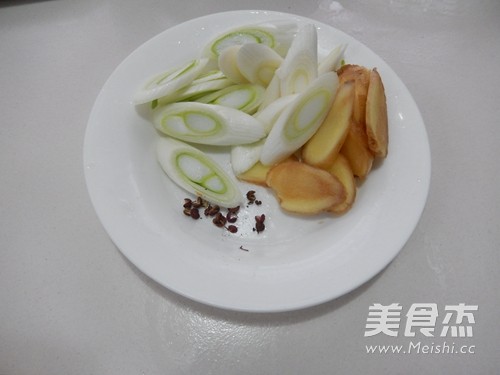 <a href=/shicai/shucai/XiangGu/index.html target=_blank><u>香菇</u></a>焖<a href=/shicai/rouqin/ZhuTi/index.html target=_blank><u>猪蹄</u></a>的做法