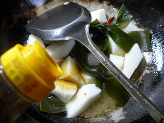 <a href=/shicai/shuichanpin/HaiDai/index.html target=_blank><u>海带</u></a>结煮<a href=/shicai/mimian/NianGao/index.html target=_blank><u>年糕</u></a>