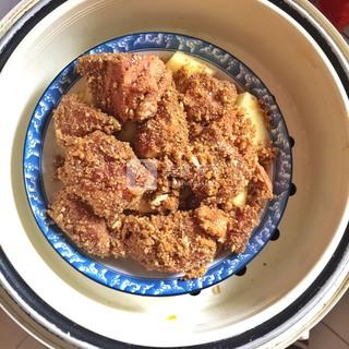 <a href=/shicai/shucai/TuDou/index.html target=_blank><u>土豆</u></a>粉蒸<a href=/shicai/rouqin/PaiGu/index.html target=_blank><u>排骨</u></a>