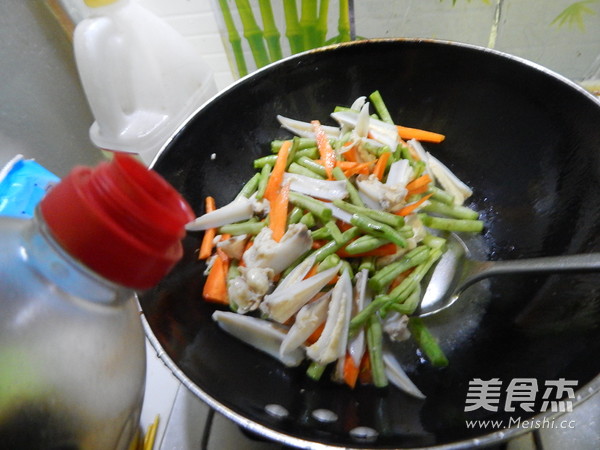 <a href=/shicai/shucai/DouJiao/index.html target=_blank><u>豆角</u></a>烧三角骨的做法