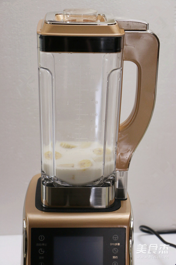 <a href=/shicai/guopin/XianJiao/index.html target=_blank><u>香蕉</u></a>奶昔的做法