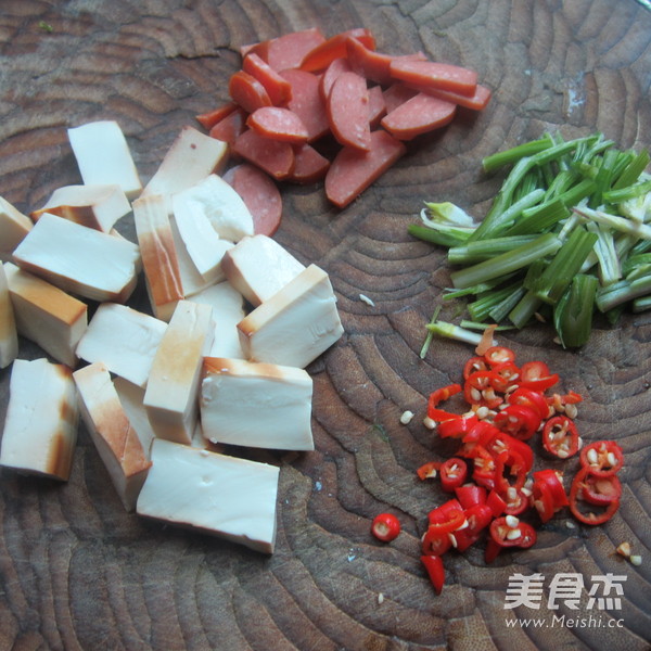 <a href=/shicai/mimian/XiangGan/index.html target=_blank><u>香干</u></a><a href=/shicai/shucai/QinCai/index.html target=_blank><u>芹菜</u></a>烧烤肠的做法