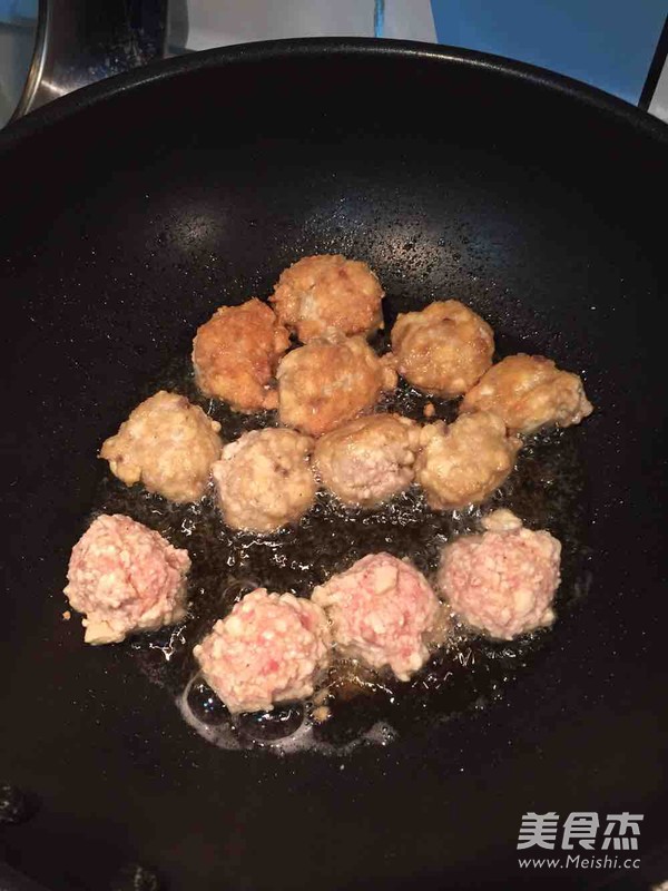 <a href=/shicai/mimian/DouFu/index.html target=_blank><u>豆腐</u></a>肉丸子的做法