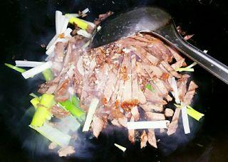 葱炒卤<a href=/shicai/rouqin/NiuRou/index.html target=_blank><u>牛肉</u></a>