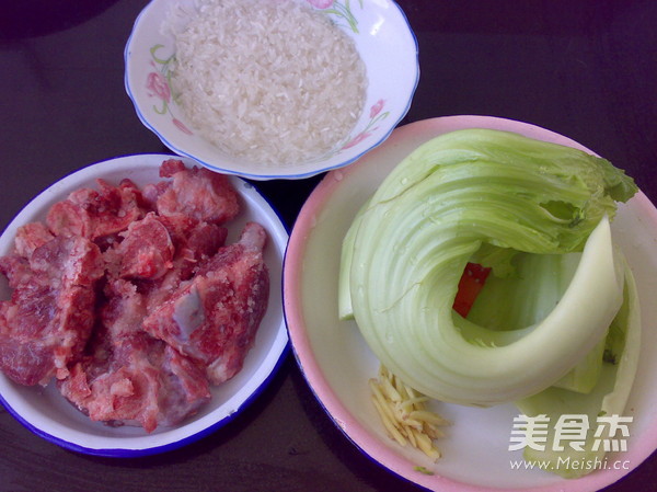 咸猪骨<a href=/shicai/shucai/JieCai/index.html target=_blank><u>芥菜</u></a>粥的做法