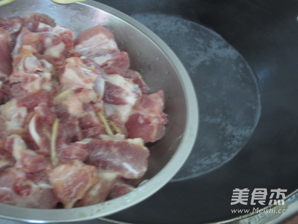 <a href=/shicai/shucai/XiangGu/index.html target=_blank><u>香菇</u></a><a href=/shicai/rouqin/PaiGu/index.html target=_blank><u>排骨</u></a>咸圆的做法