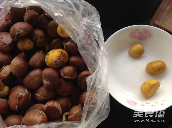 <a href=/shicai/shucai/BanLi/index.html target=_blank><u>板栗</u></a>烧鸡的做法